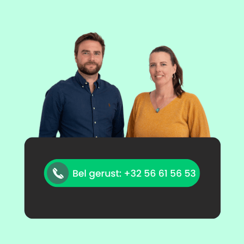 Een man en een vrouw staan naast elkaar boven een zwart vak met daarop een telefoonicoon en de tekst “Bel gerust: +32 56 61 56 53” op een lichtgroene achtergrond.